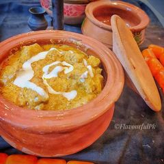 A picture of Chicken makhni handi.