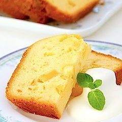 A picture of Apple Cake in a Bread Machine.