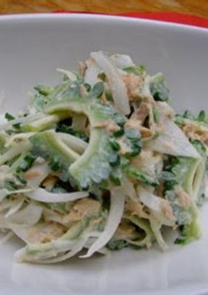 A picture of A Salad with Tuna and Bitter Melon.