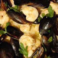 A picture of Mussels & Shrimp with garlic & white wine.