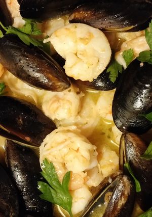A picture of Mussels & Shrimp with garlic & white wine.
