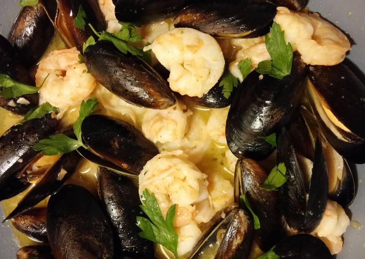 Recipe of Homemade Mussels &amp; Shrimp with garlic &amp; white wine