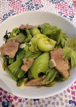 A picture of Slice Pork with Green Mustard.