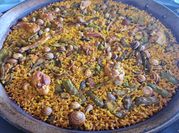 Una foto de paella valenciana