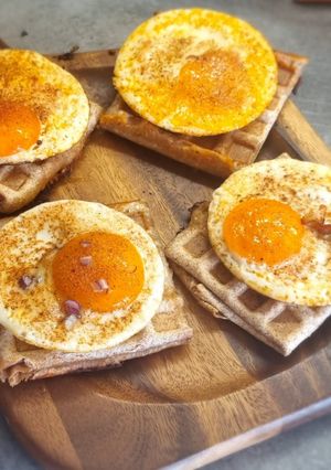 Húsos gofri szenya tortillából tükör tojással nyakon verve recept fotója