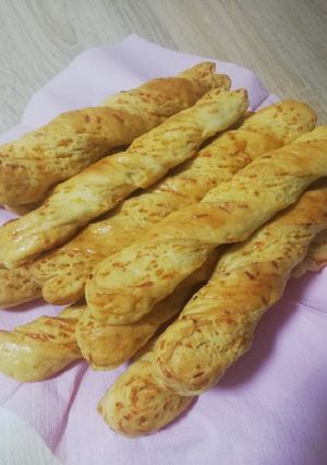Fűszeres sajtos stangli recept fotója