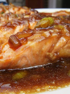 Una foto de Salmón en salsa de ostras