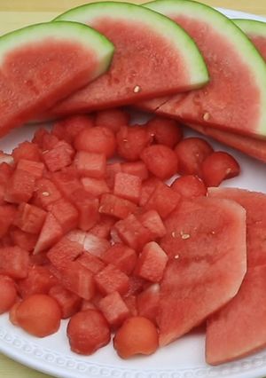 صورة لوصفة طرق تقطيع البطيخ