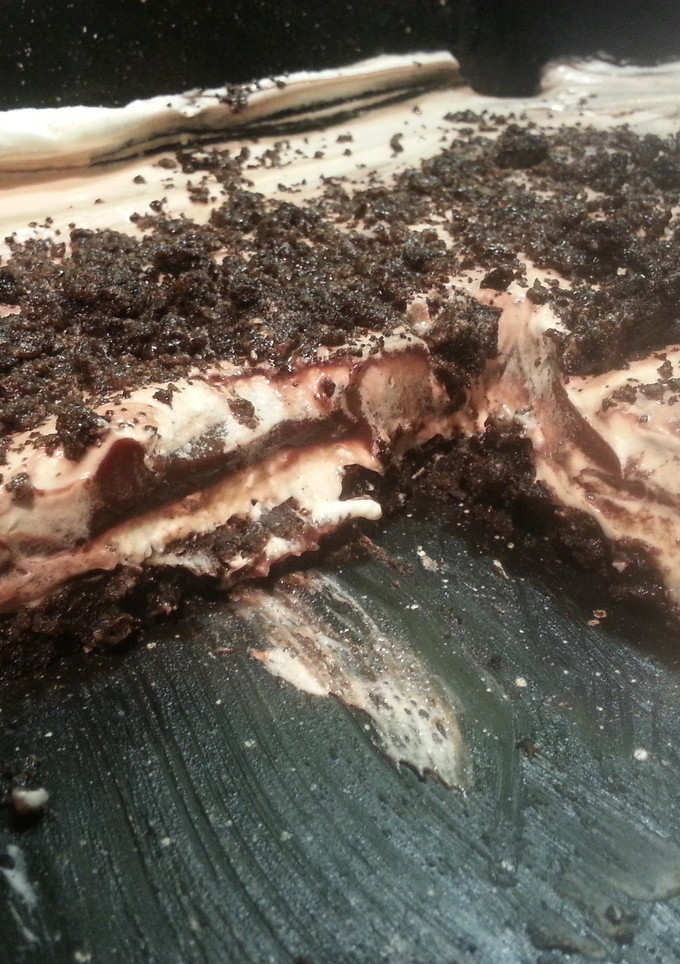 A picture of Oreo cookie lasagna.