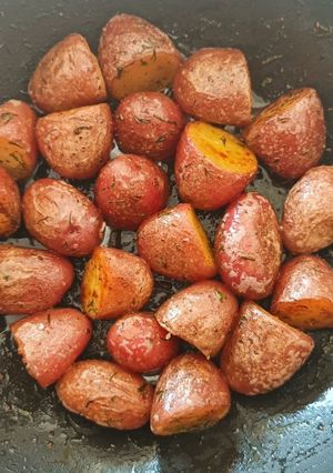 A picture of Garlic, dill and butter sautéed potatoes.