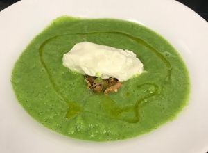 Foto de “Ilha” de queijo Boursin rodeada por “mar” de brocólis