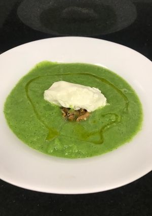 Foto de “Ilha” de queijo Boursin rodeada por “mar” de brocólis
