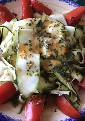 Une photo de Salade de tagliatelles de courgettes et tomates olivettes sauce aux herbes