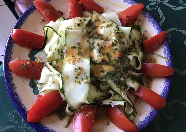 Recette de Rapide Salade de tagliatelles de courgettes et tomates olivettes sauce aux herbes