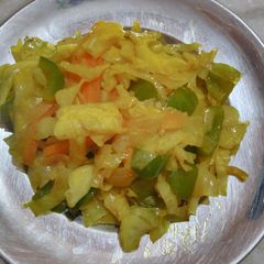 A picture of Mix patta gobhi and capsicum.