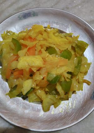 A picture of Mix patta gobhi and capsicum.