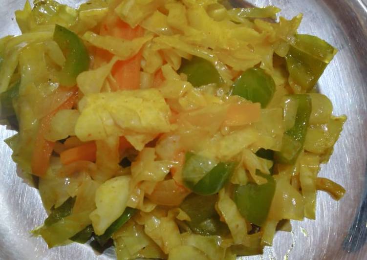 Mix patta gobhi and capsicum