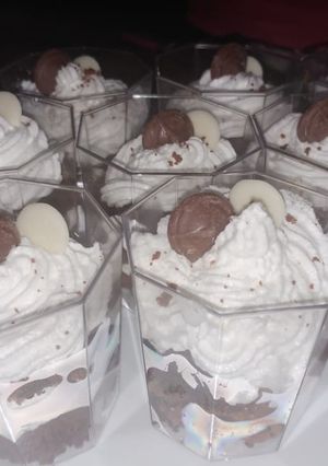 Una foto de Shot de brownie con dulce de leche y merengue❤ Sin tacc