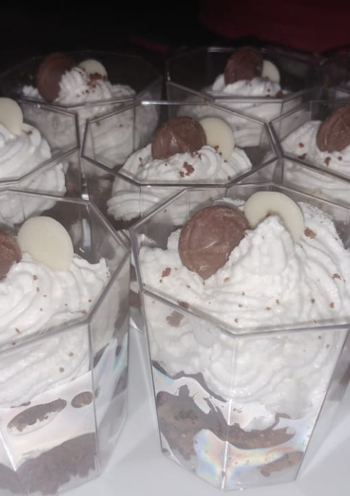 Una foto de Shot de brownie con dulce de leche y merengue❤ Sin tacc