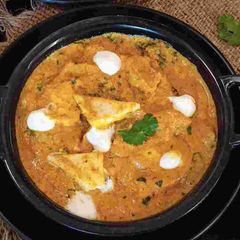 A picture of Potato Paneer curry.