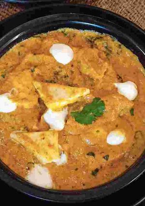 A picture of Potato Paneer curry.