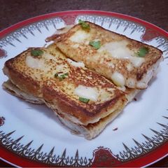 A picture of SKhan's Cheesy Potato Sandwich.