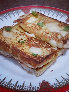 A picture of SKhan's Cheesy Potato Sandwich.
