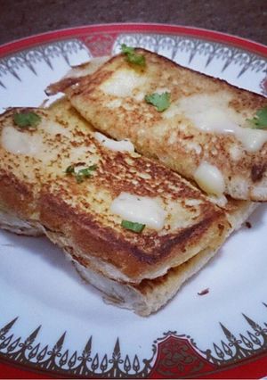 A picture of SKhan's Cheesy Potato Sandwich.