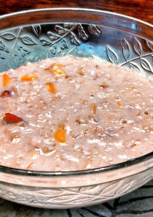 A picture of Peaches and cream oatmeal.