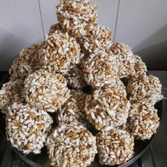 A picture of Laai jaggery ladoo.