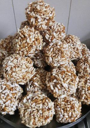 A picture of Laai jaggery ladoo.