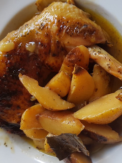 Una foto de Pollo al limón🍋🍋 y vino blanco 🍸🍸