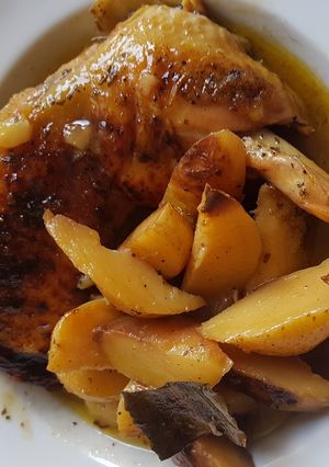 Una foto de Pollo al limón🍋🍋 y vino blanco 🍸🍸