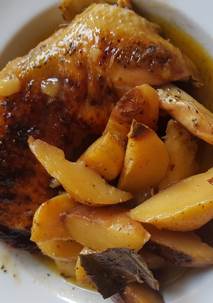 Una foto de Pollo al limón🍋🍋 y vino blanco 🍸🍸