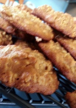 A picture of Skye's applesauce oatmeal cookies.