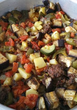 A picture of Mixed veggies with ground beef.