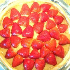 A picture of French strawberries pie with vanilla cream.