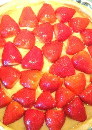 A picture of French strawberries pie with vanilla cream.