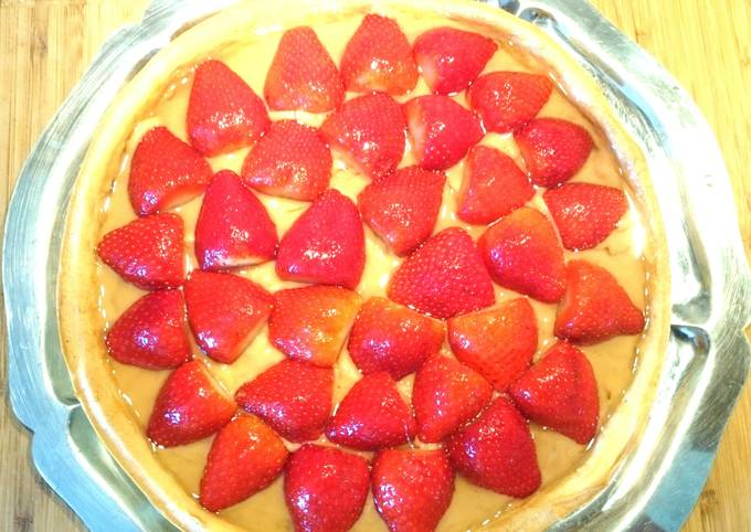 French strawberries pie with vanilla cream