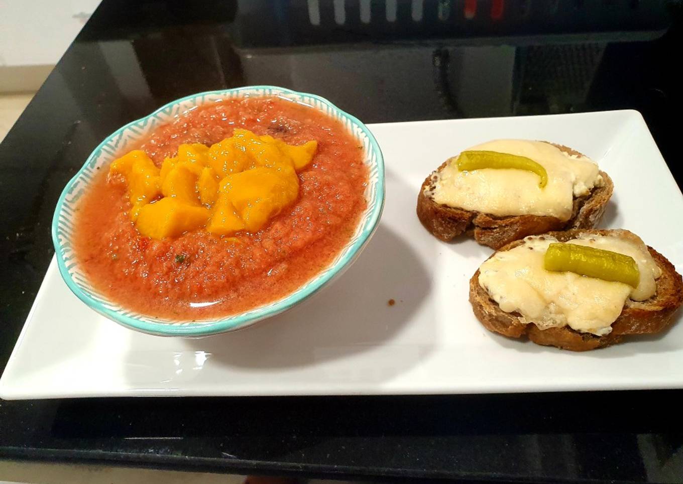 Gazpacho de Mango con Tostas Gratinadas