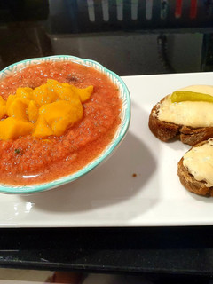 Una foto de Gazpacho de Mango con Tostas Gratinadas