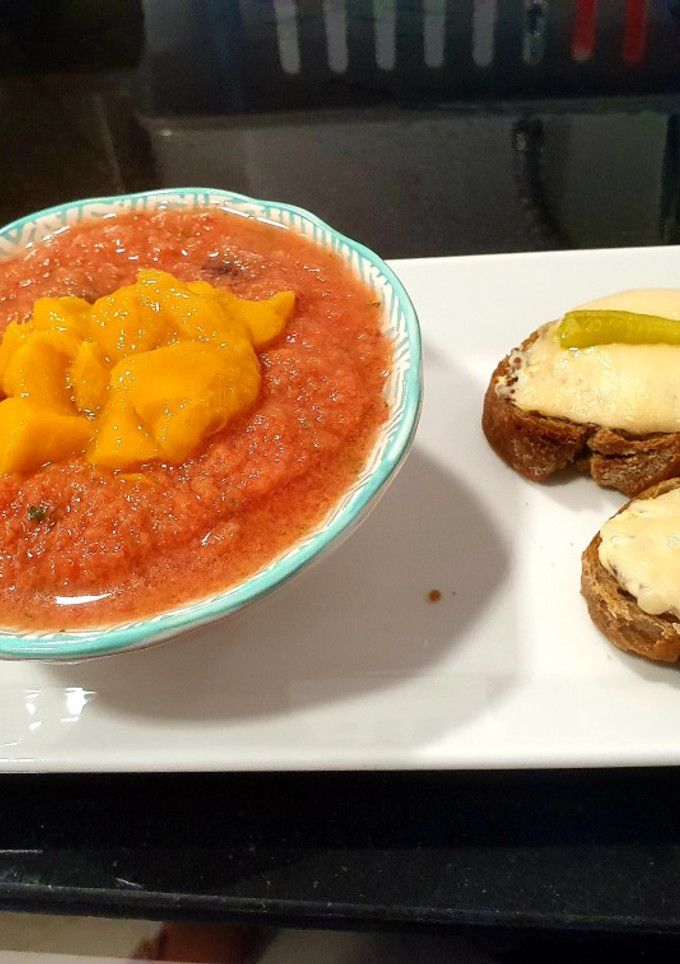 Una foto de Gazpacho de Mango con Tostas Gratinadas