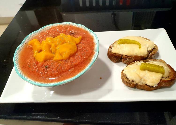 Gazpacho de Mango con Tostas Gratinadas