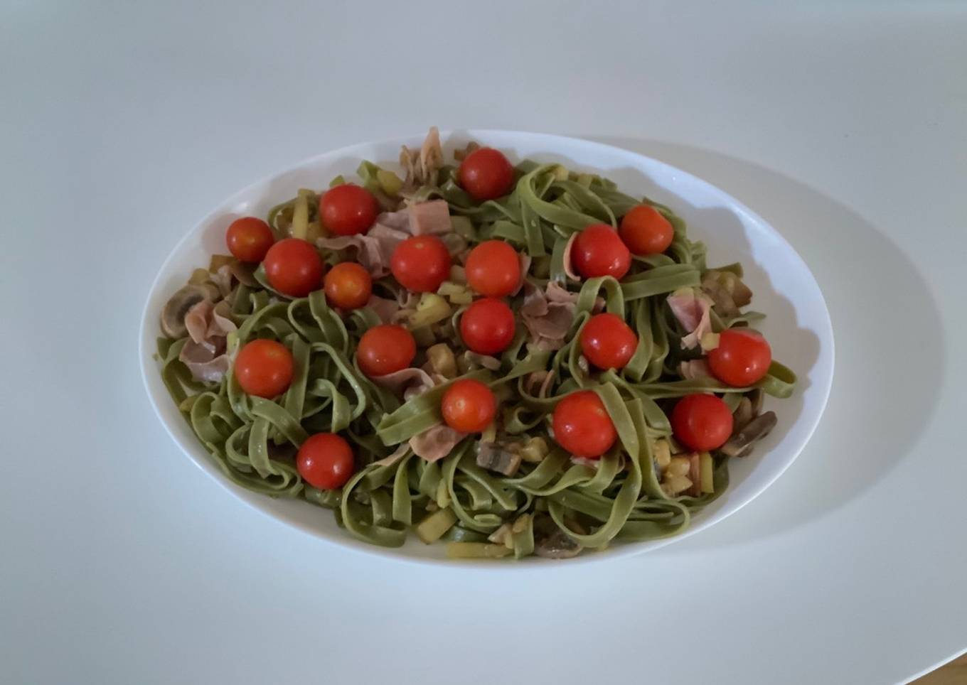 Pasta de verduras con jamón cocido