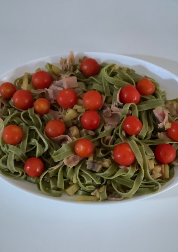 Una foto de Pasta de verduras con jamón cocido