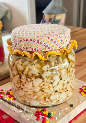 Una foto de Porotos de manteca al chimichurri (versión de la vaga 😝🤭) todo en un frasco 🎄