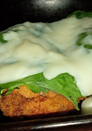 Una foto de Milanesas de carne con cubierta de verduras gratinadas al horno