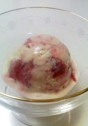 A picture of Strawberry & Cream Cheese Ice Cream.