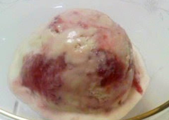 Strawberry & Cream Cheese Ice Cream