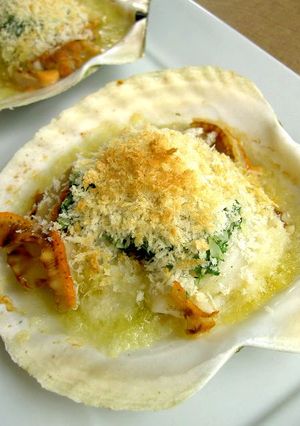A picture of Burgundy-style Scallops.
